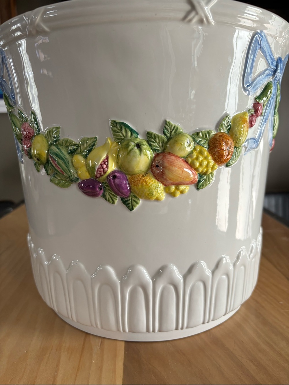 Italian Ceramic Cache Pot with raised pattern - Picture 3 of 12